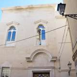 La facciata del palazzo, intonacata di bianco e conclusa da un cornicione a spiovente, � caratterizzata da una parte superiore con due finestroni allungati e sormontati da piccoli archivolti